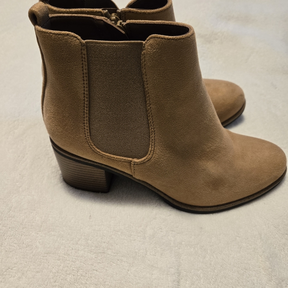 White Mountain Womens Tan Ankle Boots Faux Suede 2.5" Heel Size 8.5 - Picture 4 of 10